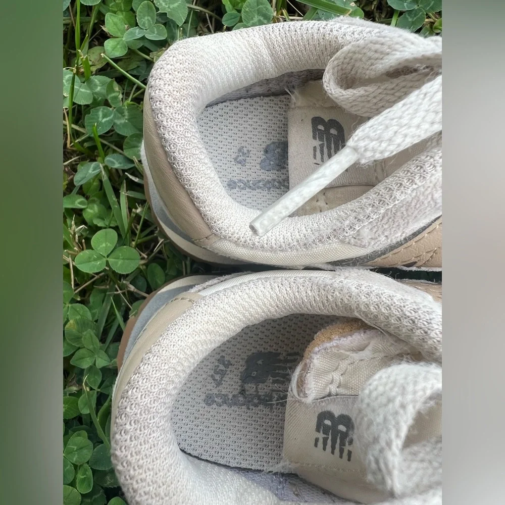 New Balance Child Size 8 Cream & Grey Running Shoes - Picture 4 of 11